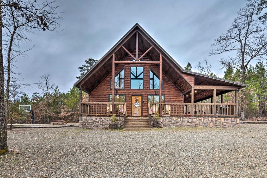 Hochatown House | 'Penny Lane Lodge' Broken Bow Cabin < 6 Mi to Lake