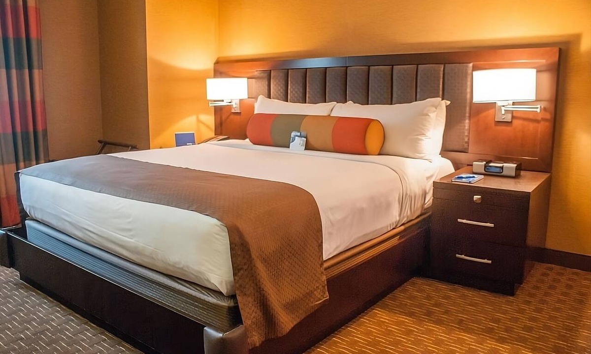 Sunrise Manor Hotel | Perfect Stay in Entertainment Capital of the World! 2 Pools, Bring Your Pet!