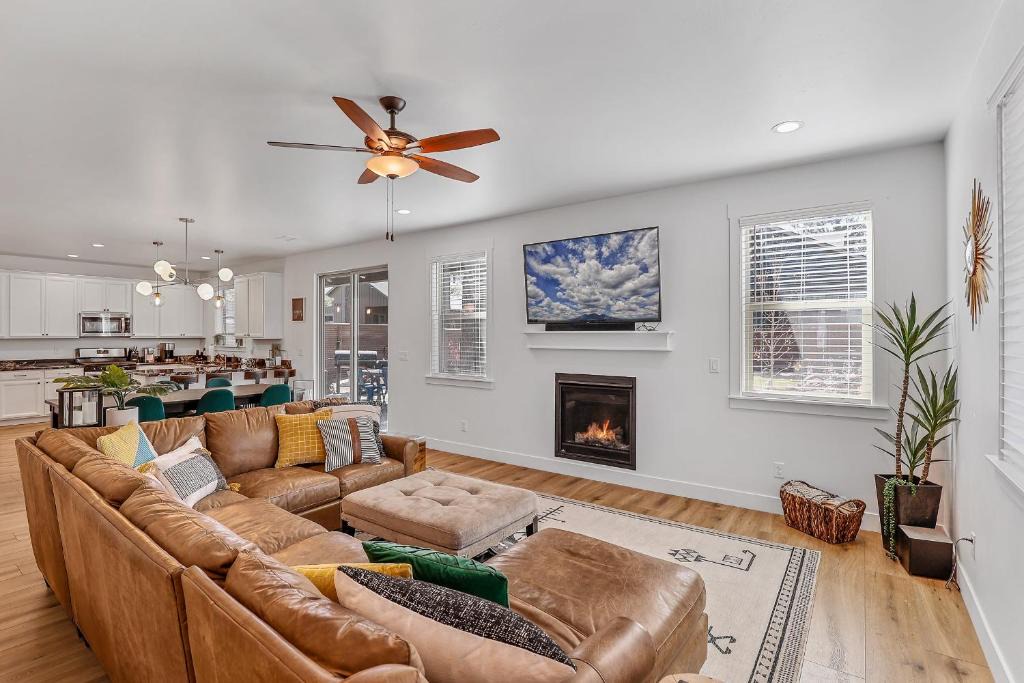 Flagstaff House | Pet Family-Friendly Spacious Fenced Yard 5-min to Downtown EV Charger