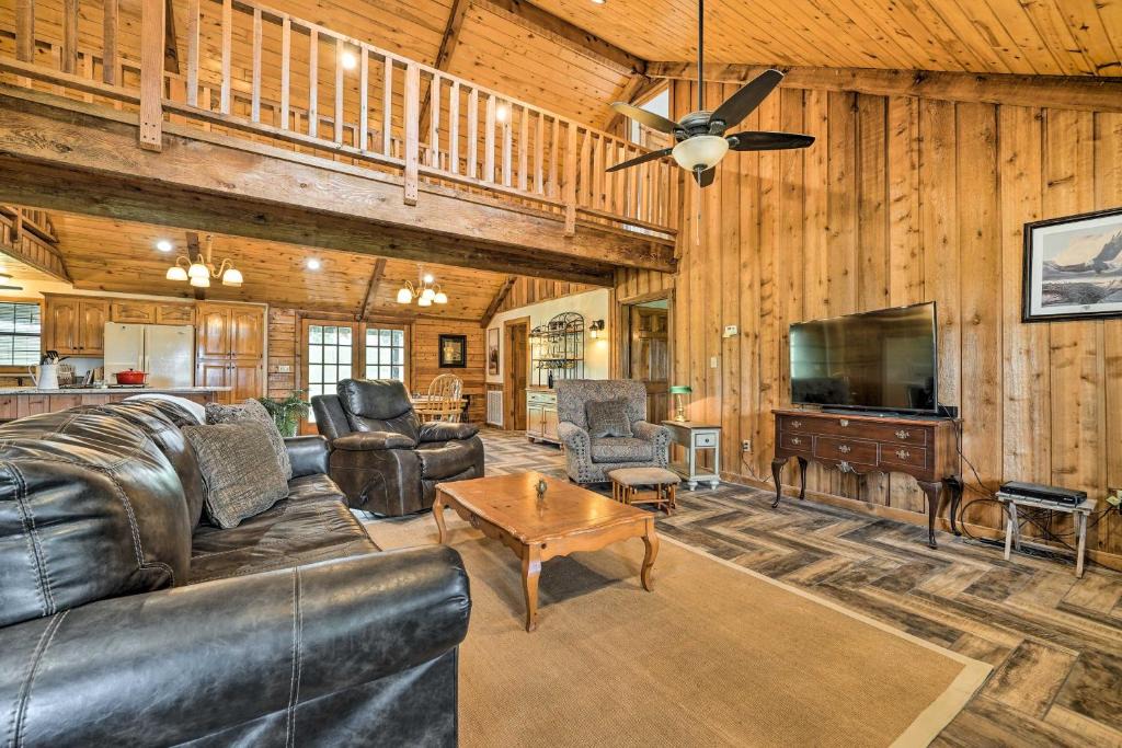Pickens House | Pet-Friendly Broken Bow Gem with Deck and Grill!