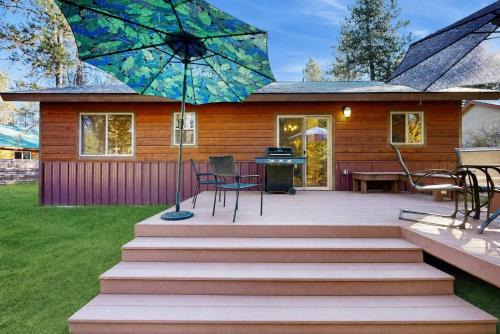 Donnelly House | Pet-Friendly Cabin Fenced Yard Near Lake
