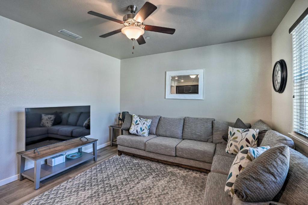 Hood House | Pet-Friendly Elk Grove Retreat w/Balcony!