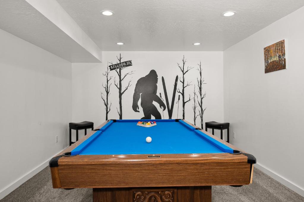 Kellogg House | Photo Op with Sasquatch 2 min to walk Silver Mtn