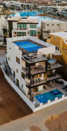 St. George House | Pickleball Penthouse home