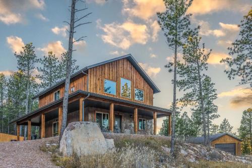 Sturgis House | Pineview Cabin Retreat in the Black Hills- 4 bed, 2 bath