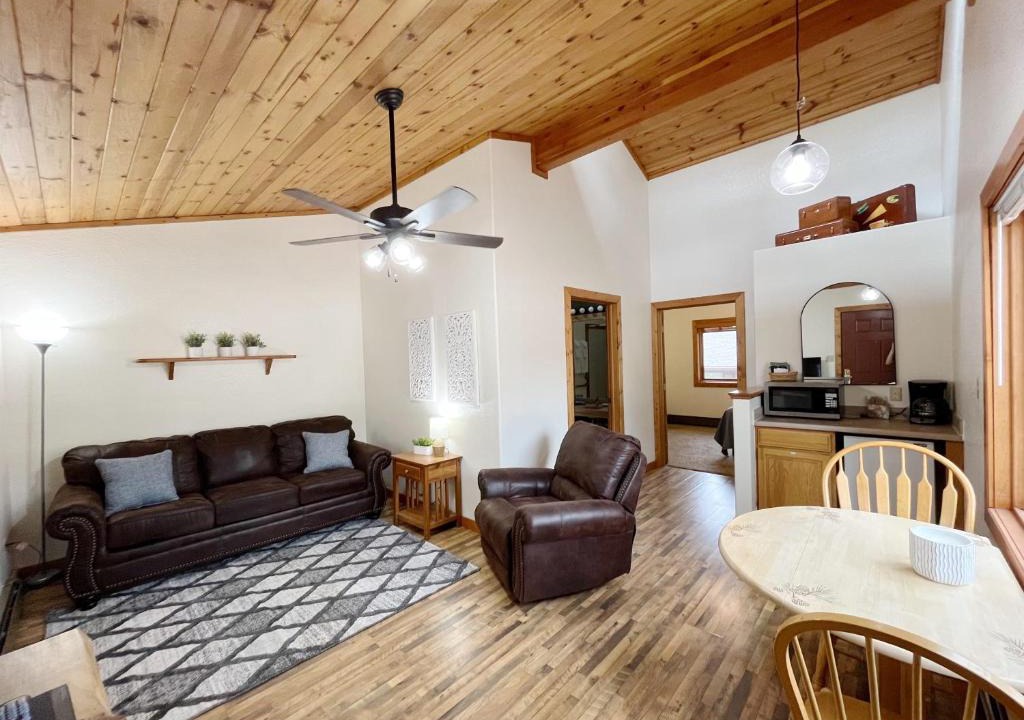 Woodland Park Bed & Breakfast | Ponderosa B Cabin Suite