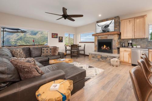 Grand Lake House | Pool Table, Expansive Mountain Views, New Construction, Close to Town