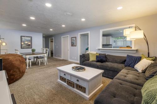 Cottonwood Heights Apartment | Private Apartment Near Canyons | King Bed + Full Kitchen + BBQ