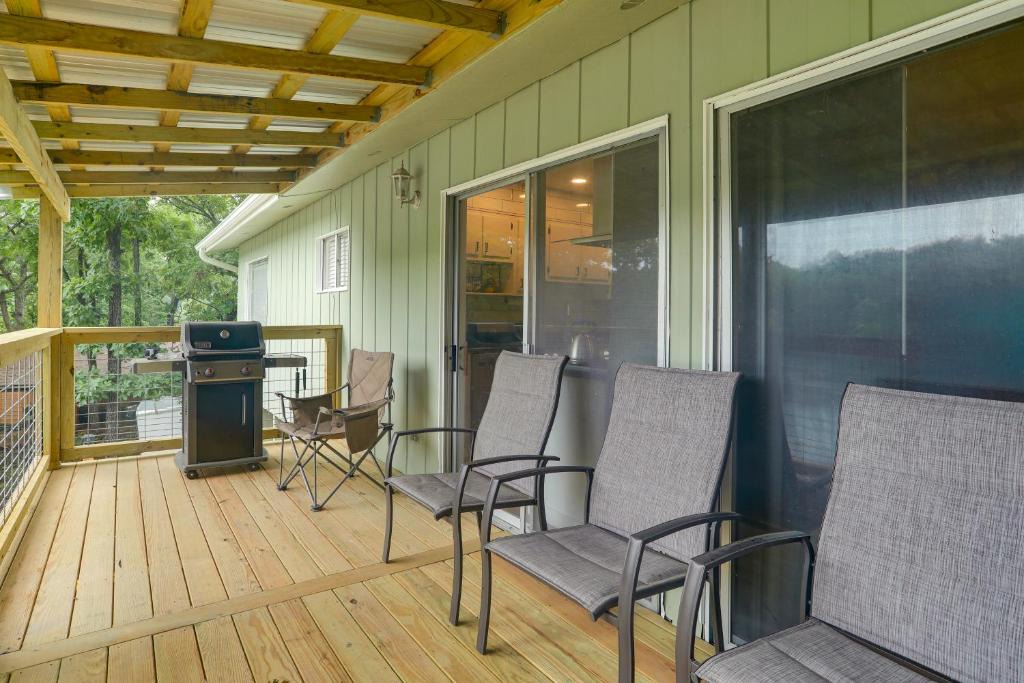 Hardy House | Private Dock! Lakefront Cherokee Village Retreat