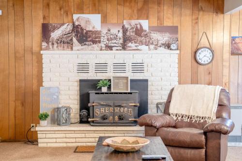 Mount Carmel Junction House | Private Hot Tub Less than 30 min to Zion National Park