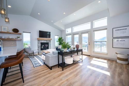 Wolf Creek House | Private Powder Mtn B2 Desk Hot Tub Ski Retreat