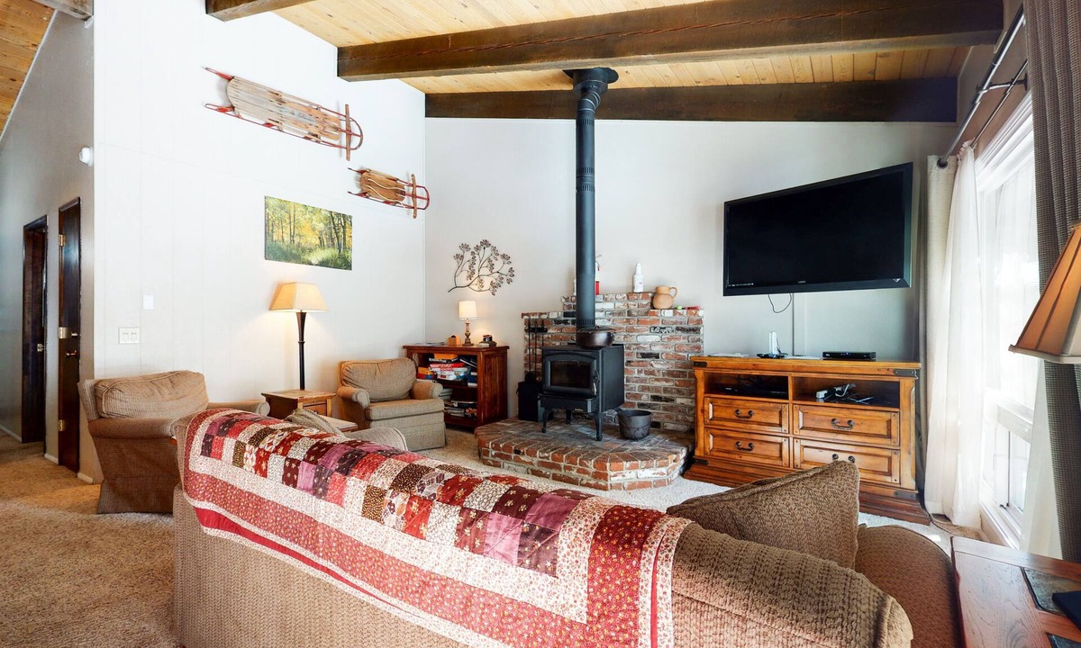 Mammoth Lakes Condo | Private Washer/Dryer, Summer Pool On-site. Near Rec Center & Walking Trails