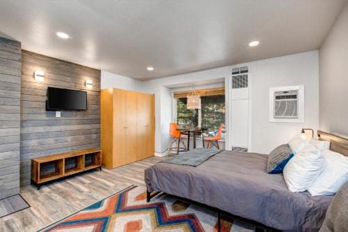 North Park City Hotel | Prospector Studio Getaway