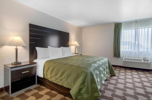 Russell Hotel | Quality Inn Russell