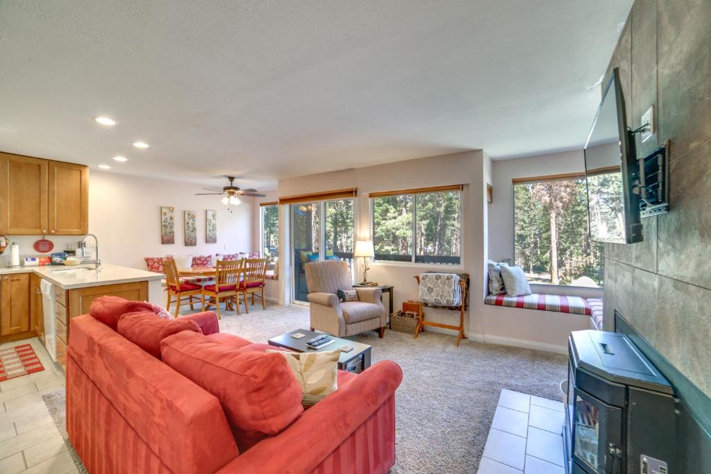 Majestic Pines House | Quiet Condo w/Great Views, 1/2 Mi to Eagle Lodge!