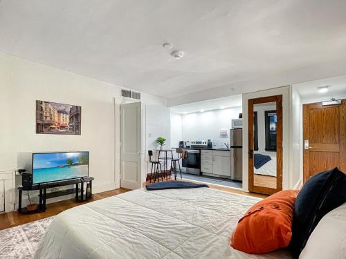 Downtown Des Moines Apartment | Quiet Studio on Grand - Downtown DSM!