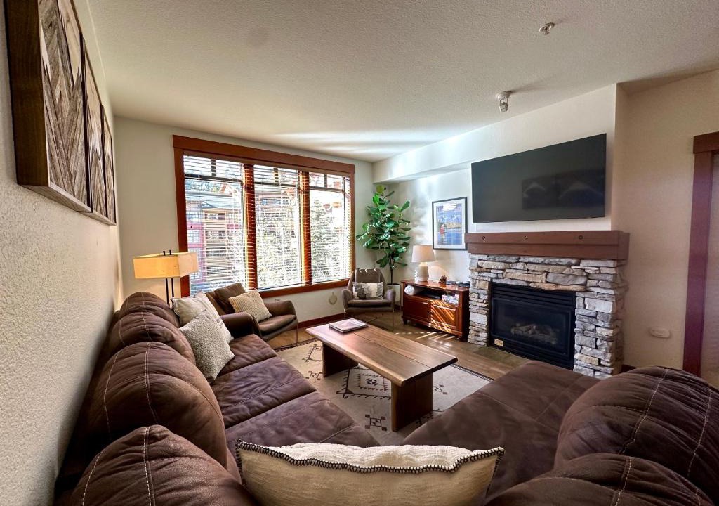Mammoth Lakes House | Quiet, Updated, Corner Condo in the Village! Parking, Pool & Spa