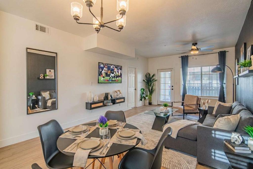 North Scottsdale Apartment | Rare King Bed Hot Tub Pool Golf Pickleball Parking