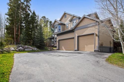 Three Peaks House | Red Hawk Lodge - Mtn Views, Hot Tub, Sauna, AC