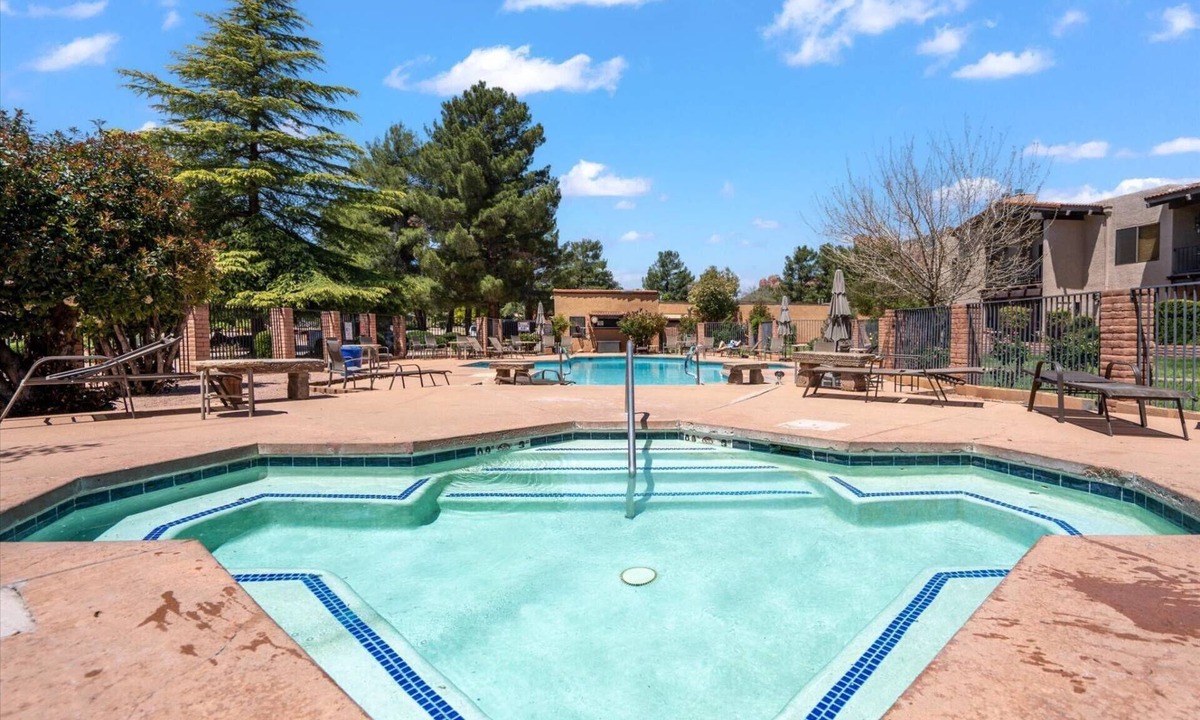 Oak Creek Condo | Red Rock Summer Escape in Sedona | Hang by the Pool & Hot Tub | Grill, Pickleball,Trails & Golf