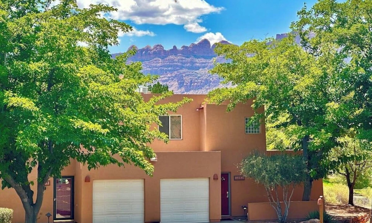 Moab South Valley Condo | Redesigned Red Rock condo with golf-course-view patio, fireplace, AC & pool