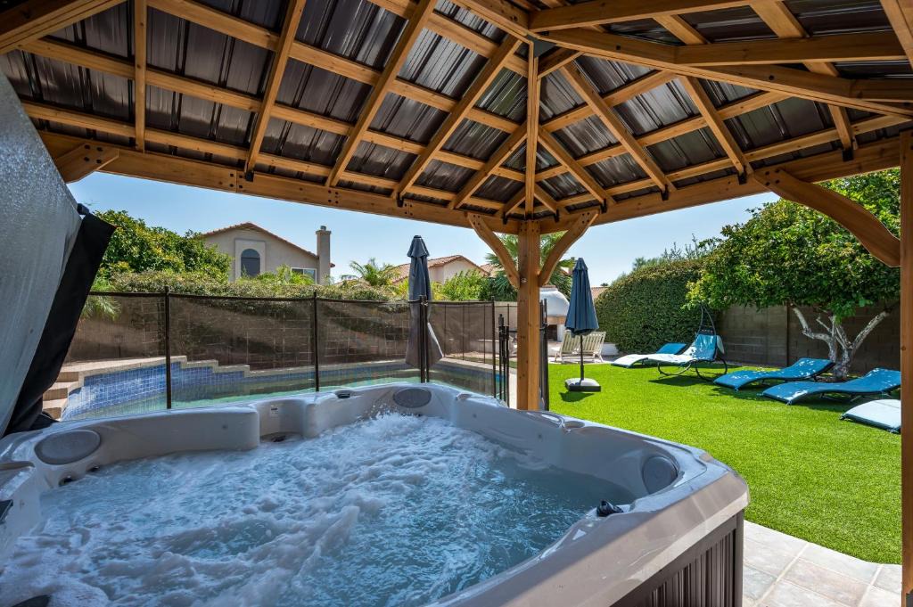 Desert Shires House | Reel fun Centrally Located w Movie Room Pool Hot Tub