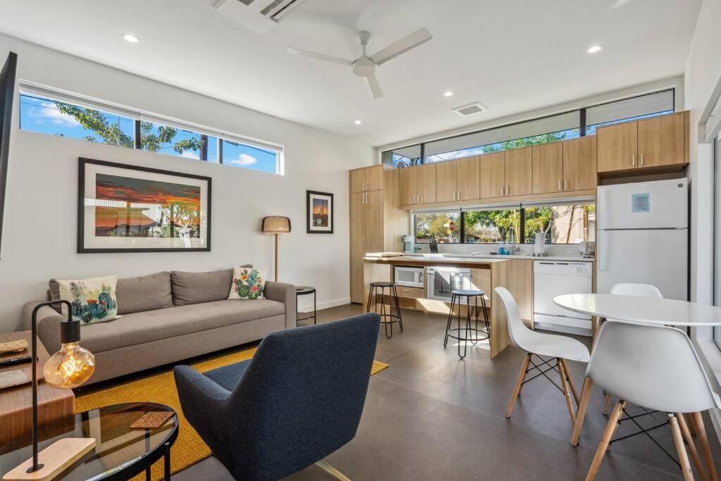 Camelback East Apartment | Refreshing 2-bedroom Apartment - 80 Walkscore!