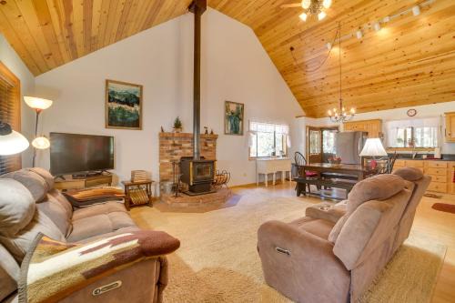 Pine House | Relax Fireside + Play Games! Hiker’s Haven in Pine