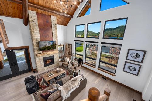 Estes Park House | Relax in The Rockies – Located on Lake Estes, Jacuzzi and Indoor/Outdoor Fireplace