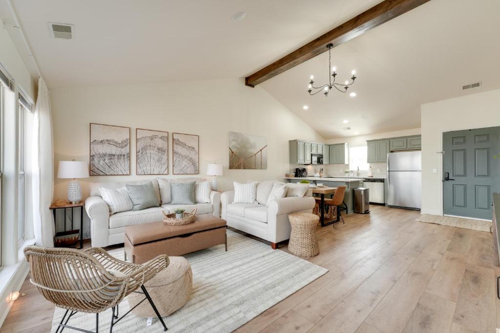 Branson West House | Relax Poolside! Condo 2 Mi to Silver Dollar City