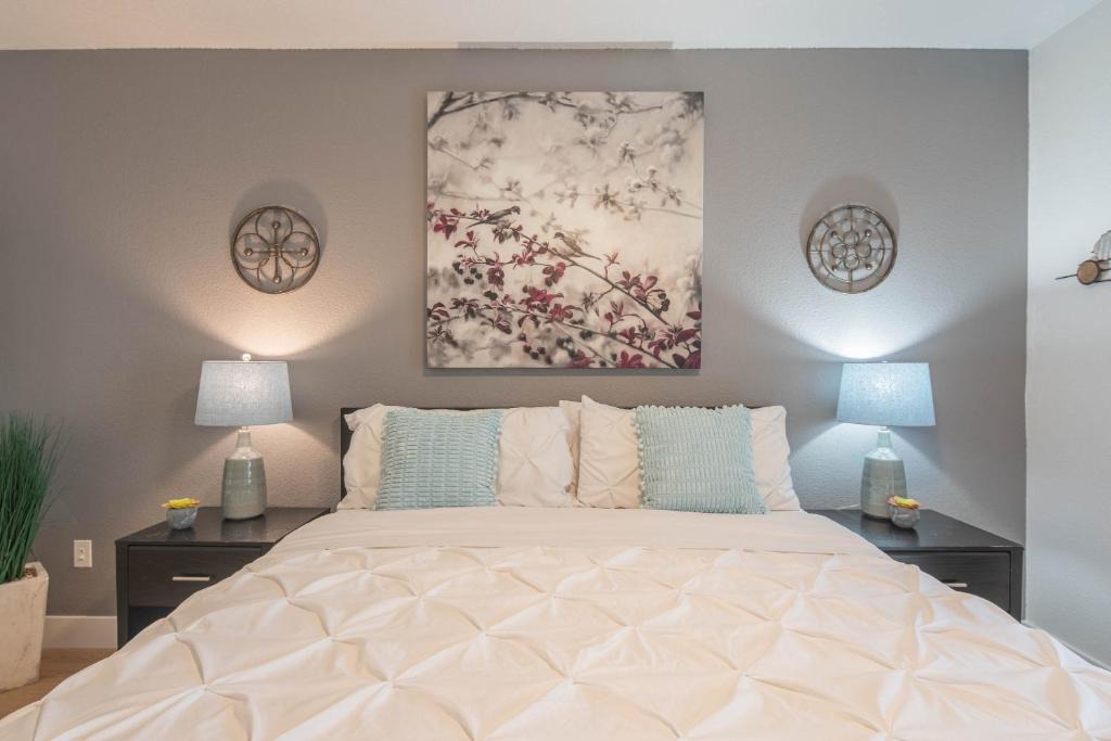 Kierland Apartment | Remodeled and Walkable King Bed Adjacent Kierland Golf