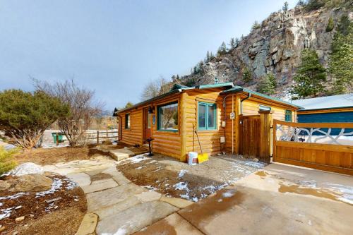Estes Park House | Remodeled, Dog-Friendly Cabin in Heart of Downtown with Patio