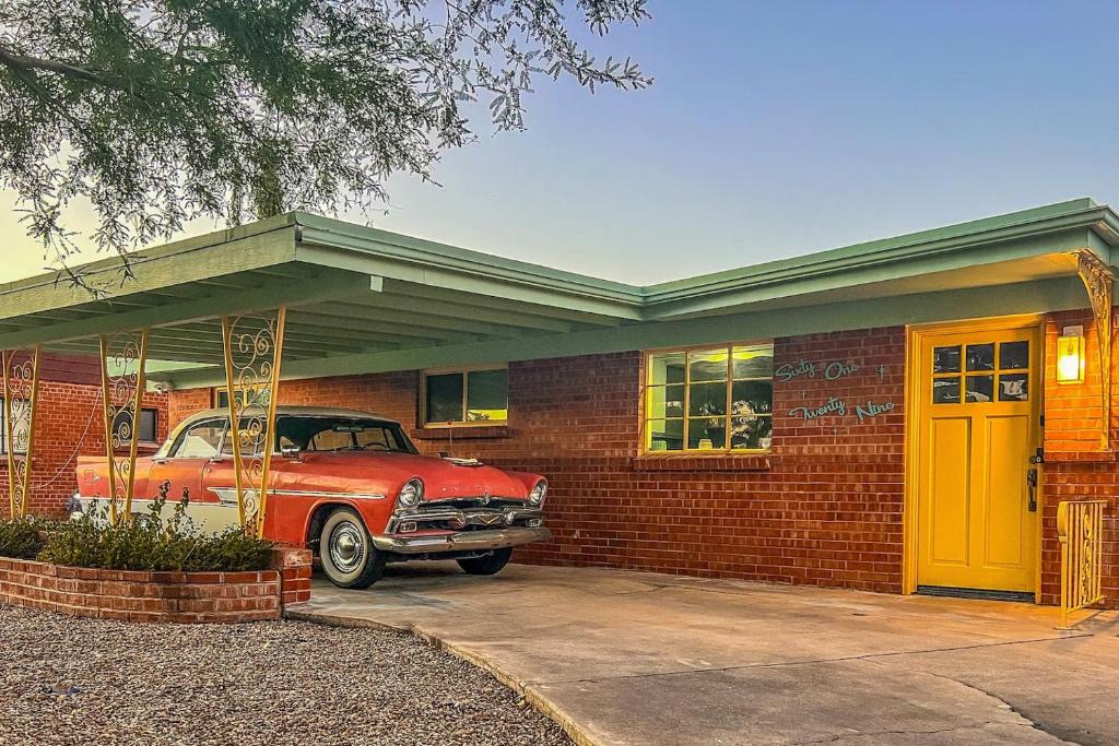 Tucson House | Retro Mid-Century Tucson Home with Vintage Style