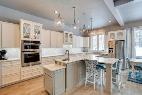 Deadwood House | Ride to Sturgis! Modern Group Lodge w/Hot Tub