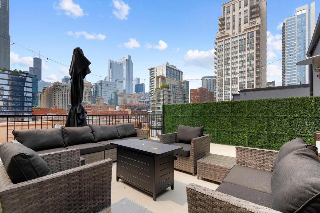 Downtown Chicago Apartment | River North Private Deck With In and Out Parking