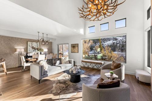 Edwards House | River Ranch Retreat Luxe Living and Mountain Views