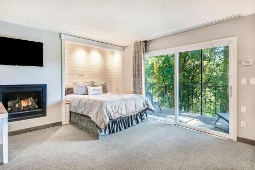 Bend House | Riverfront Condo Next to Park and Downtown Bend