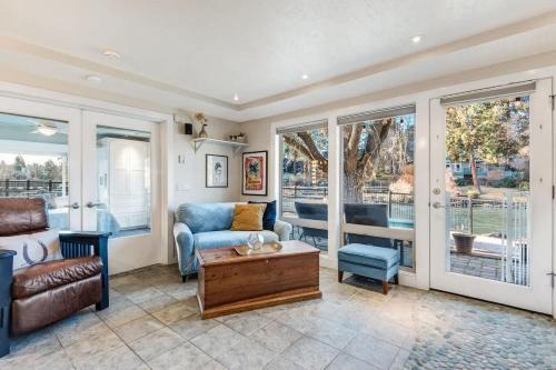 Bend House | Riverfront Cottage - Steam Room & Pet Friendly