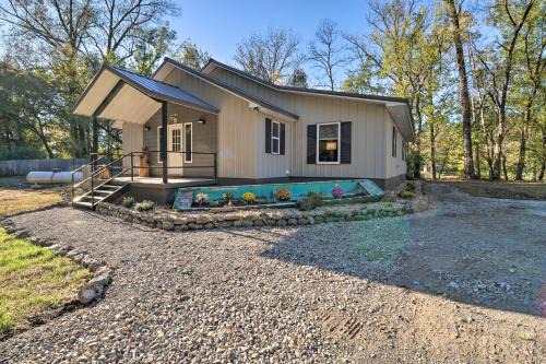 Lone Rock House | Riverfront 'Heaven on the White' w/Covered Patio!