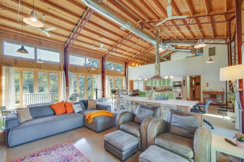 Libertyville House | Riverfront Libertyville Retreat w/Outdoor Kitchen