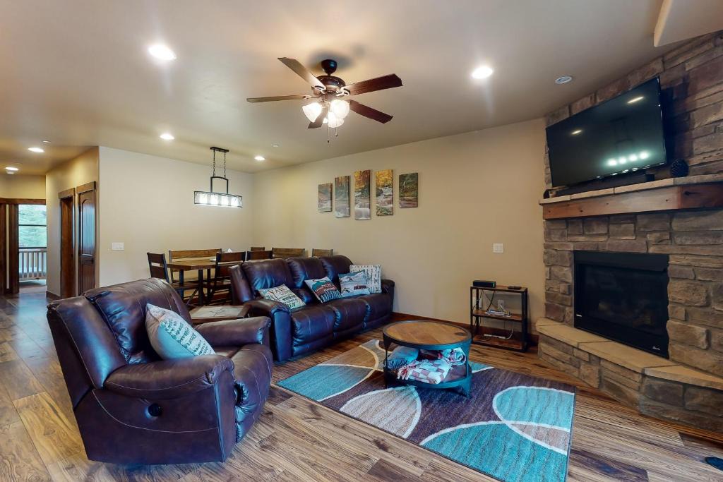 Silverthorne Apartment | Riverfront Retreat