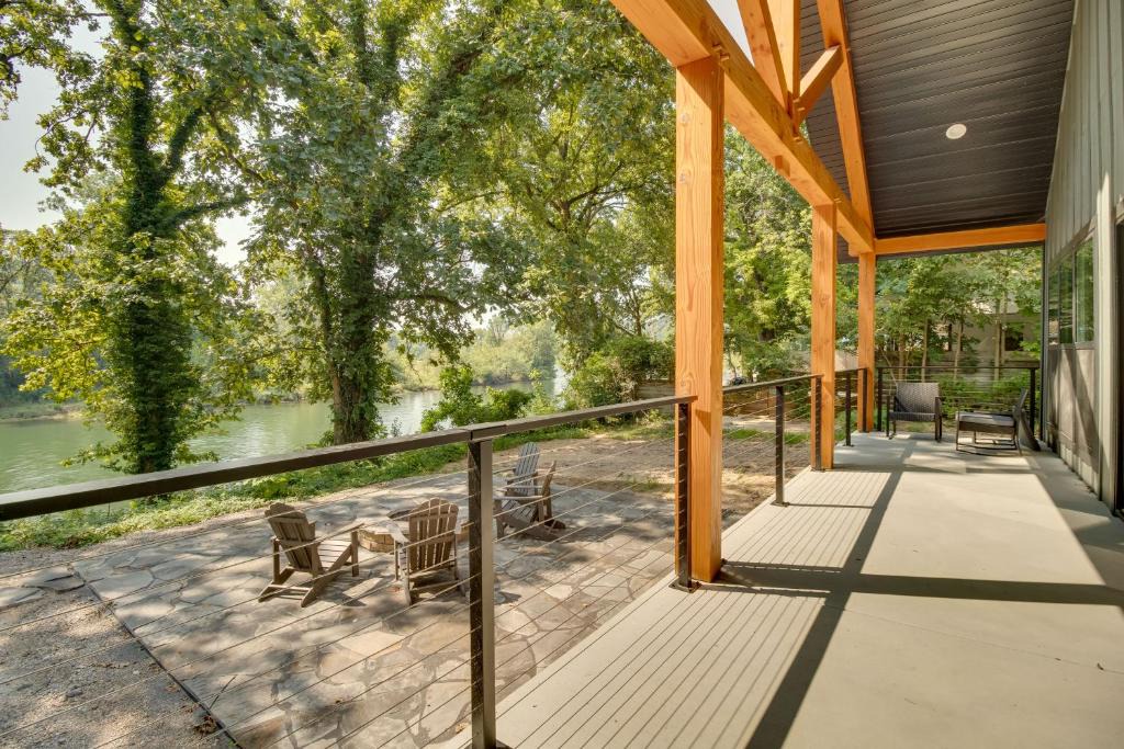 Mountain Home House | Riverfront Salesville Cabin Rental w/Shared Dock!