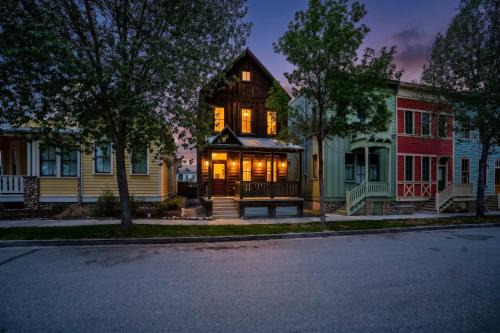 Buena Vista House | Riverwalk Path Heart of South Main w Peak Views
