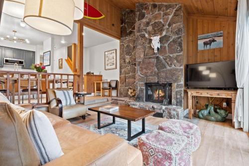 Moose Wilson Road Villa | RMR: Cinquefoil 1612 Condo in The AspensWilsonWY