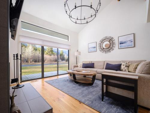 Moose Wilson Road Apartment | RMR: Cinquefoil 1615 Condo in The AspensWilsonWY
