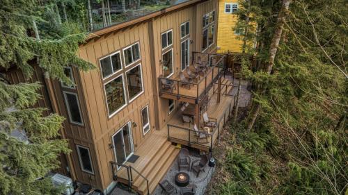 Mount Hood Village House | Roaring River Lodge Riverfront Fire pit EV Plug