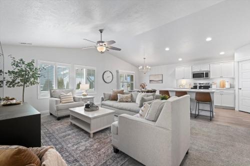 Meridian House | Roaring Springs Stay Game Garage Fire Pit