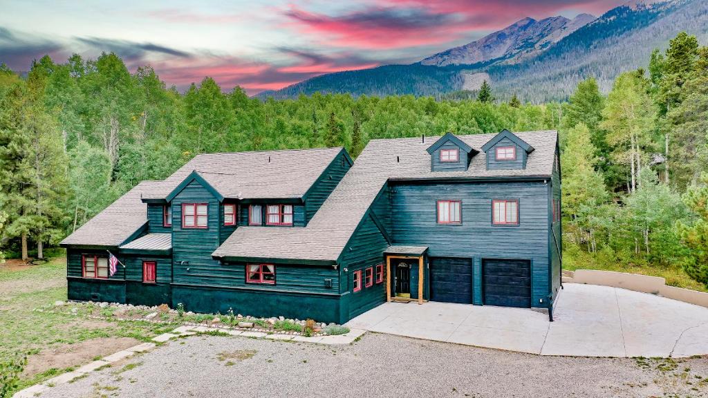 Frisco House | Rocky Mountain Outpost Home 8 Bedrooms Dog Friendly