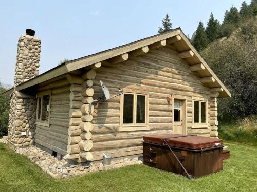 Darby House | Rocky Mountains Getaway: Gorgeous Log Cabin in Darby, Montana