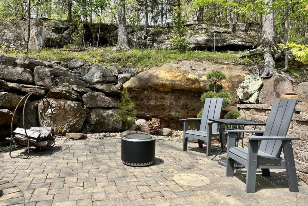 Ozark House | Romantic Cottage w Hot Tub & Views
